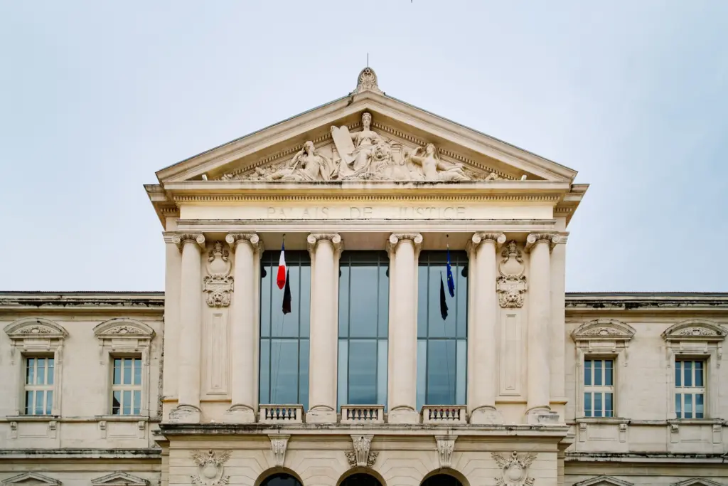 Facade du Palais de Justice, architecture judiciaire francaise