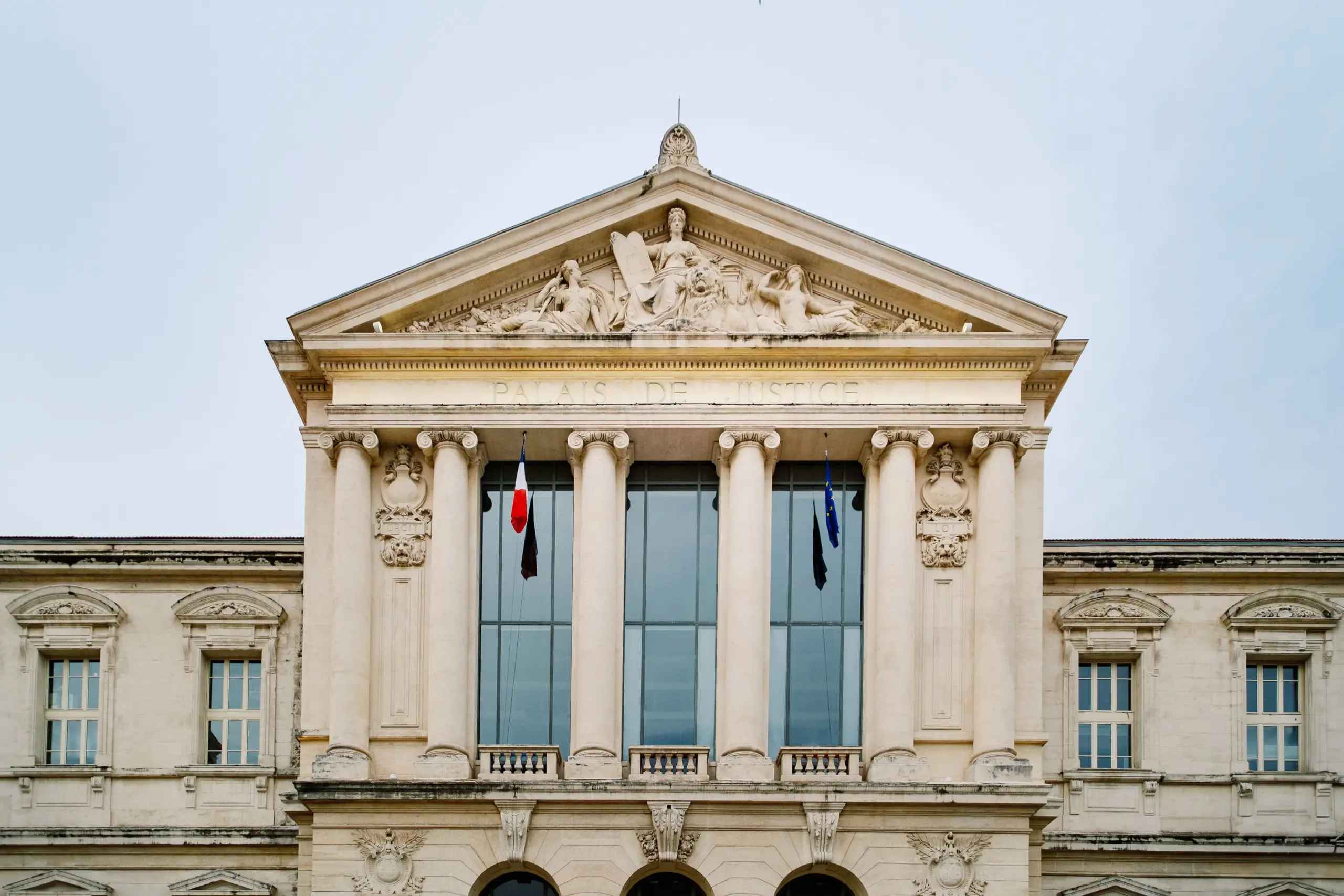 Facade du Palais de Justice, architecture judiciaire francaise
