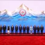 Narendra Modi et Vladimir Poutine lors de la photo de groupe du sommet de l'Organisation de coopération de Shanghai a Bichkek, le 1er septembre 2026