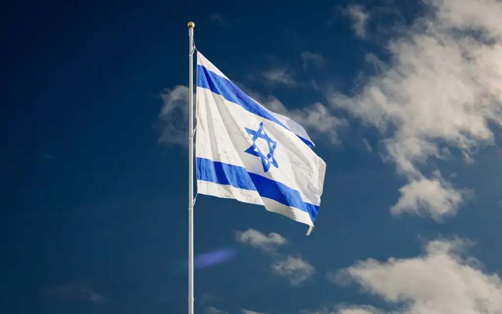 Drapeau israélien flottant sous un ciel bleu