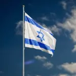 Drapeau israélien flottant sous un ciel bleu