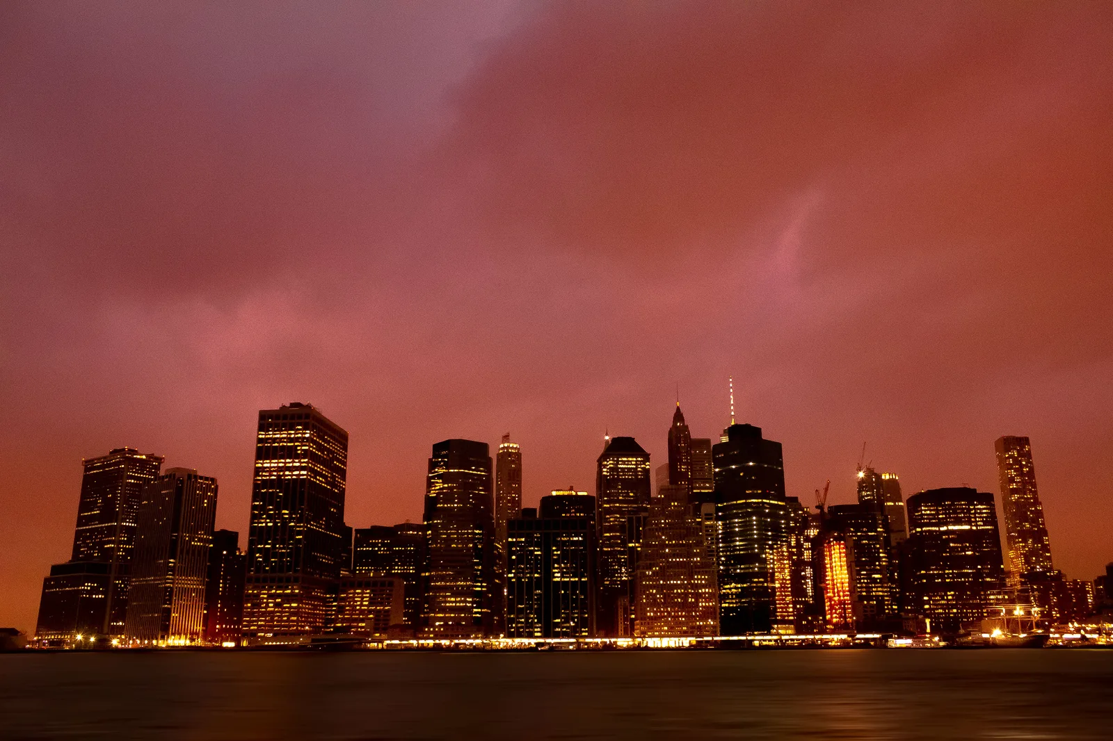 Vue du ciel de New York la nuit