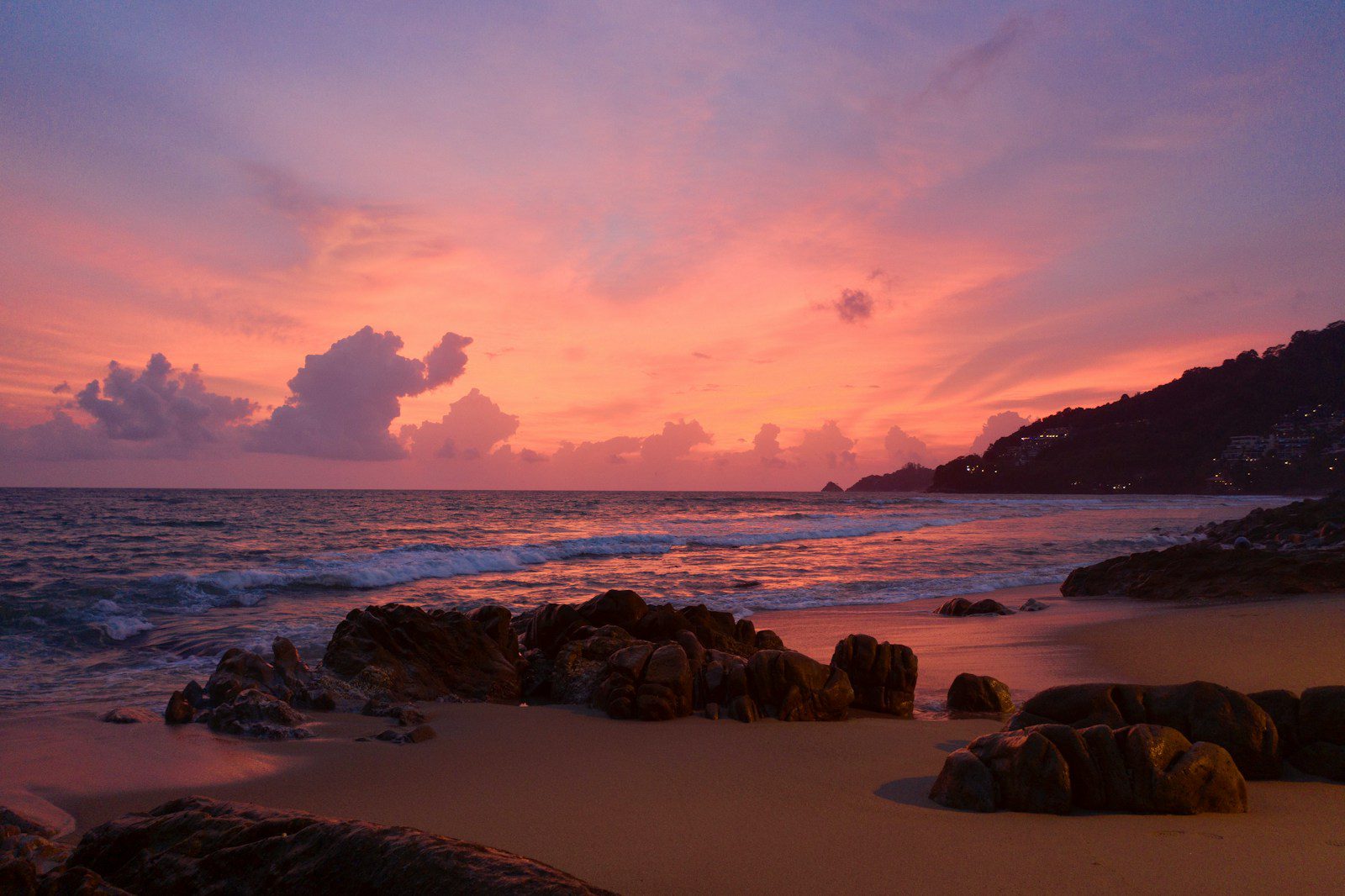 Plage de Phuket, en Thaïlande, où la fête juive du Nouvel An est contestée