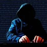 Pirate informatique encapuchonné devant un clavier avec du code binaire