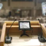 Pupitre equipe d'un prompteur, utilise lors des discours officiels