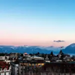 Vue aérienne de la ville de Lausanne au coucher du soleil