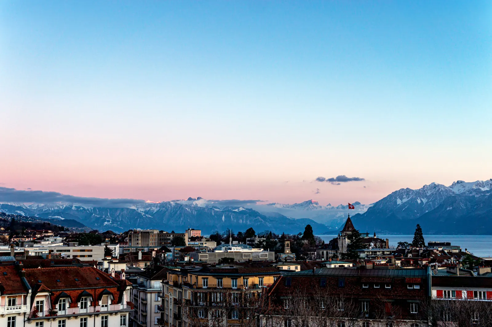 Vue aérienne de la ville de Lausanne au coucher du soleil