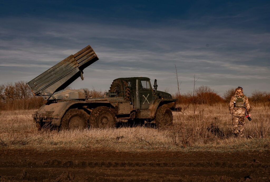 Véhicule militaire sur une route en Ukraine