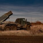 Véhicule militaire sur une route en Ukraine