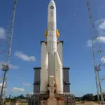 Le lanceur européen Ariane 6 sur son pas de tir au Centre spatial guyanais