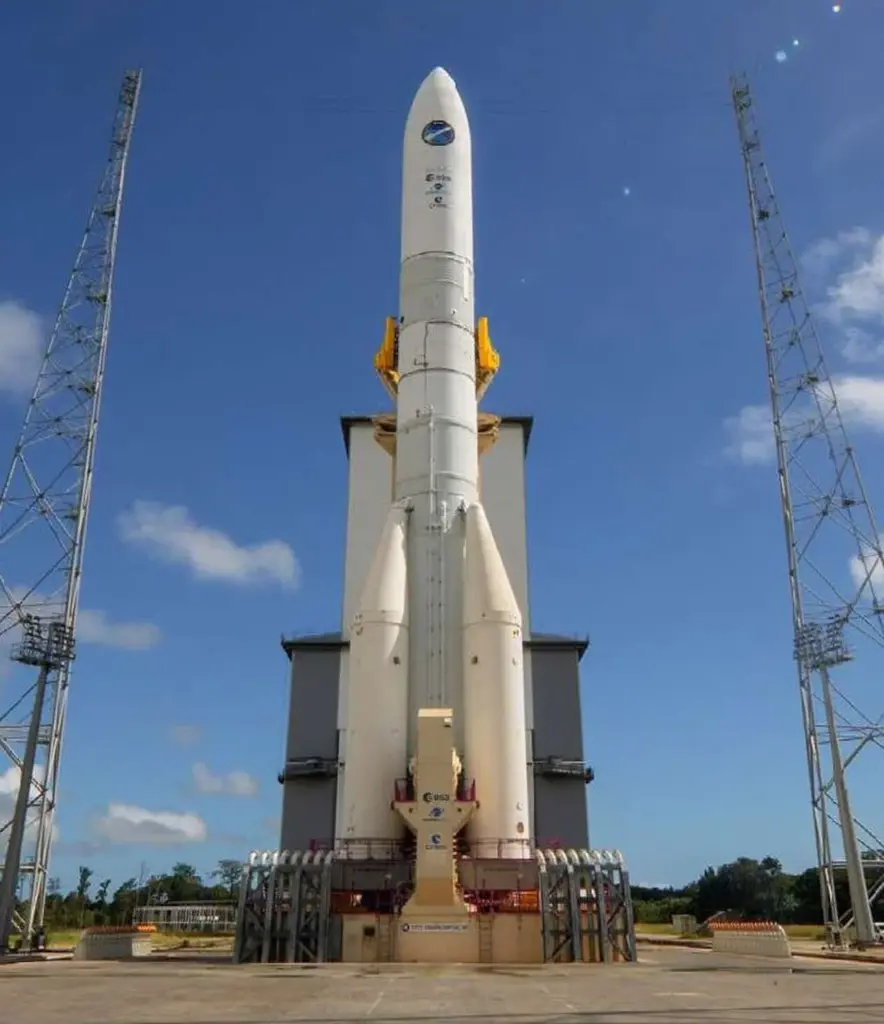 Le lanceur européen Ariane 6 sur son pas de tir au Centre spatial guyanais