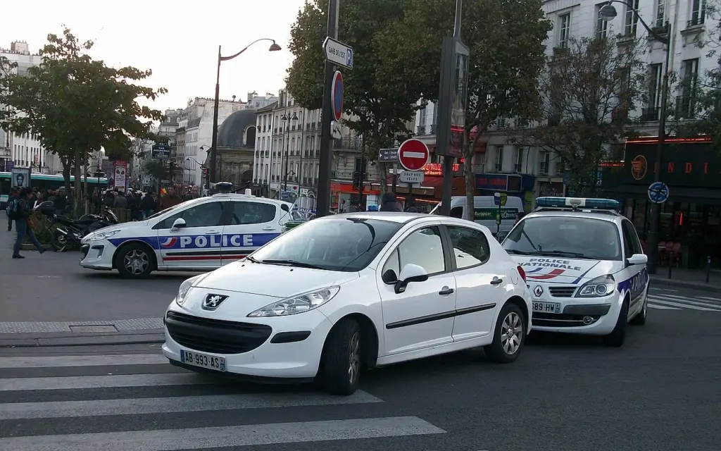 Véhicules de la police nationale stationnés dans une rue parisienne