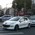 Véhicules de la police nationale stationnés dans une rue parisienne