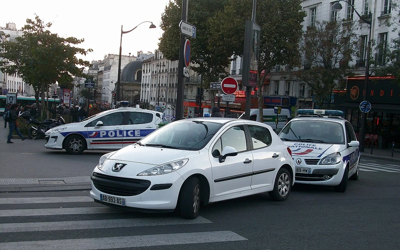 Véhicules de la police nationale stationnés dans une rue parisienne