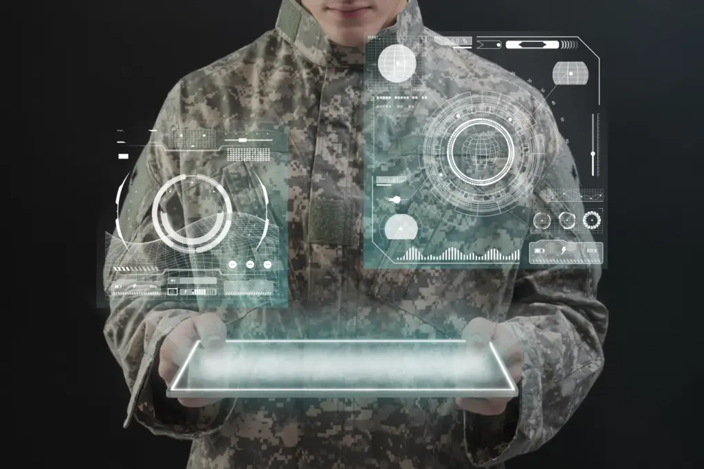 Soldat manipulant une tablette militaire connectée