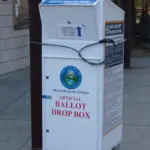 Urne de dépôt de bulletins de vote par correspondance aux Etats-Unis, lors de l'élection présidentielle de 2020 en Californie