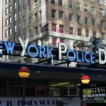 Enseigne du poste de police NYPD a Times Square, New York
