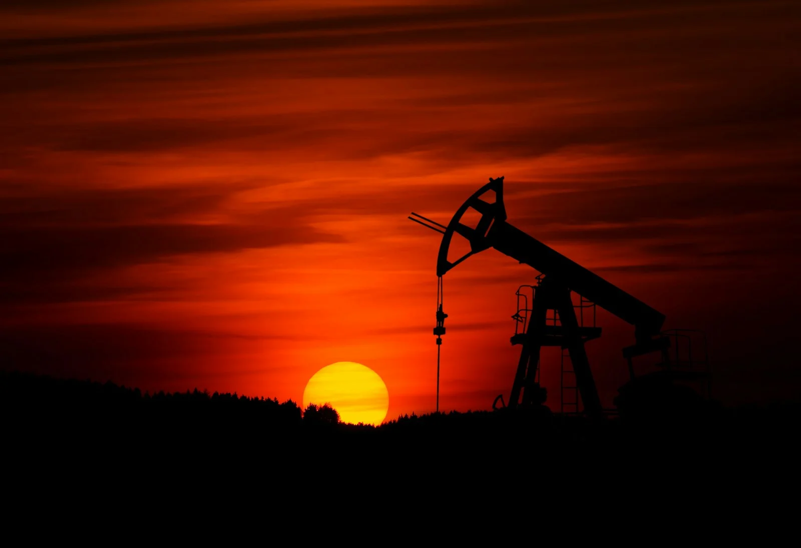 Pompe d extraction de petrole brut au coucher du soleil