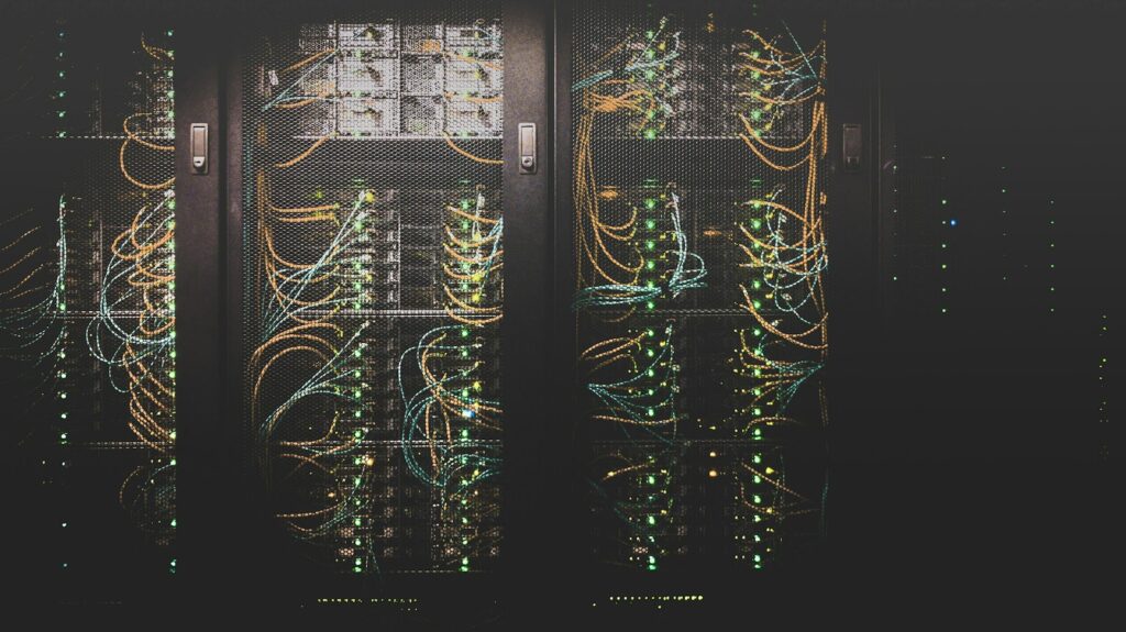 Câbles réseau dans une salle informatique, image d’illustration
