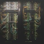 Câbles réseau dans une salle informatique, image d’illustration