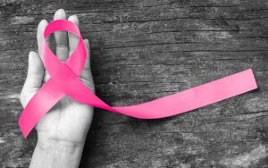 Lire la suite à propos de l’article Cancer du sein : dépistage, symptômes et facteurs de risque, ce qu’il faut savoir pendant Octobre rose