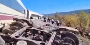 Lire la suite à propos de l’article Collision ferroviaire en Espagne : au moins 68 morts, Pedro Sánchez déclare que « toute l’Espagne est en deuil »
