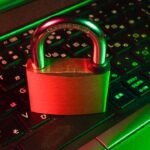 Illustration de cybersécurité : un cadenas numérique sur fond de code