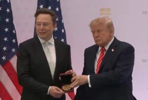 Lire la suite à propos de l’article Elon Musk : la médaille de la science pour le patron de SpaceX