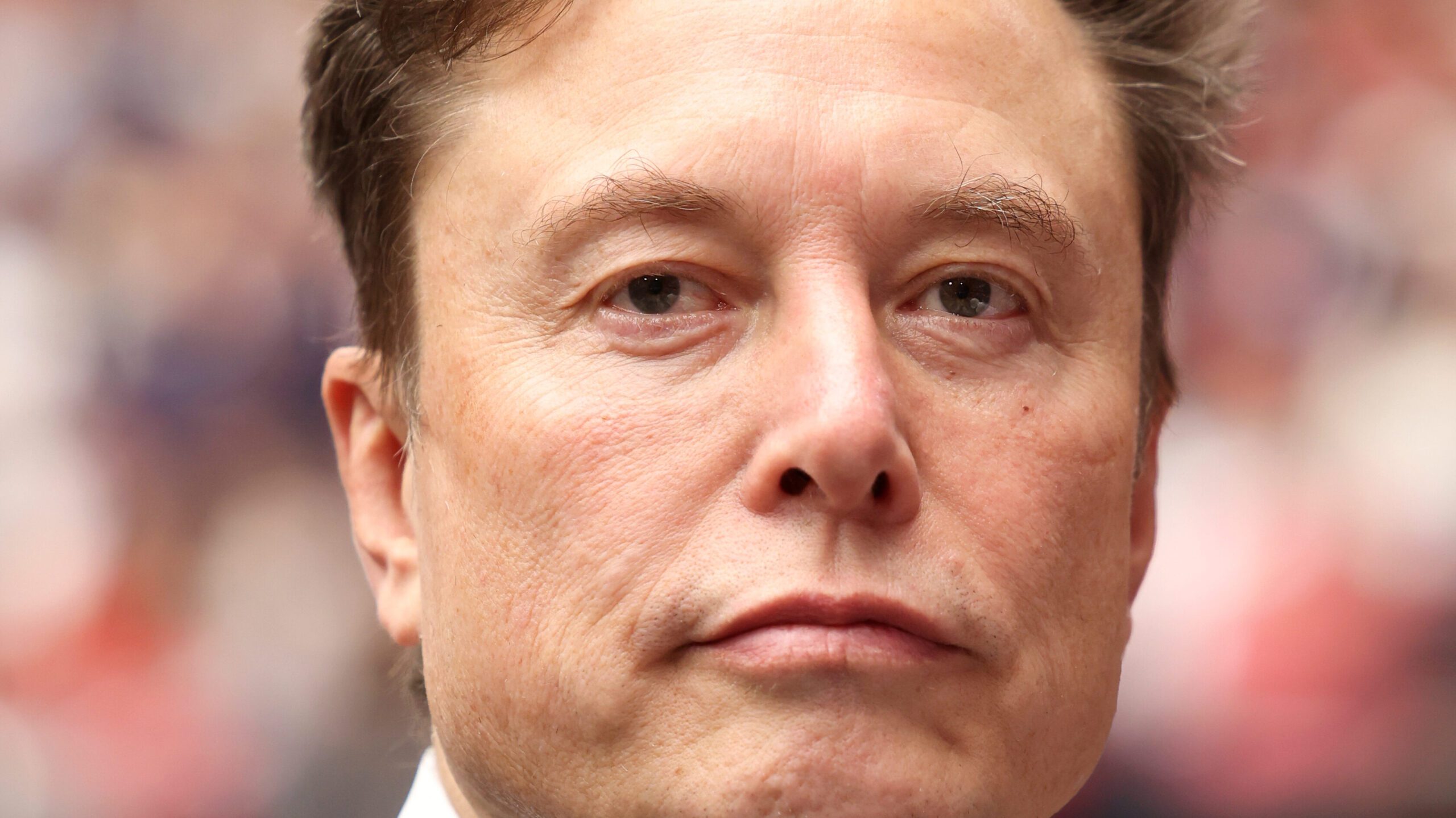 Portrait d’Elon Musk, cadré en 16:9