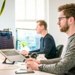 Illustration : développeurs au travail devant leurs ordinateurs