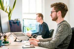 Lire la suite à propos de l’article Claude Frontier Academy : Anthropic investit 100 millions de dollars pour former des ingénieurs en entreprise