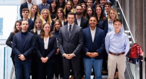 Lire la suite à propos de l’article Jordan Bardella : réélu à la tête du Rassemblement national avec 98,98 % des voix, sur fond de tensions politiques