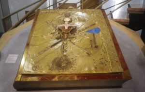 Lire la suite à propos de l’article Livre de l’Apocalypse : une œuvre monumentale liée à Salvador Dalí dérobée à Issoire