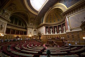 Lire la suite à propos de l’article Loi casseurs-payeurs : le Sénat vote la saisie des allocations, du RSA et renforce les sanctions
