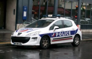 Lire la suite à propos de l’article Manifestation lycéenne à Reims : un policier en civil filmé lançant une grenade, le procureur confirme