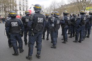 Lire la suite à propos de l’article Manifestations lycéennes : plus de 120 000 signatures pour interdire les armes mutilantes