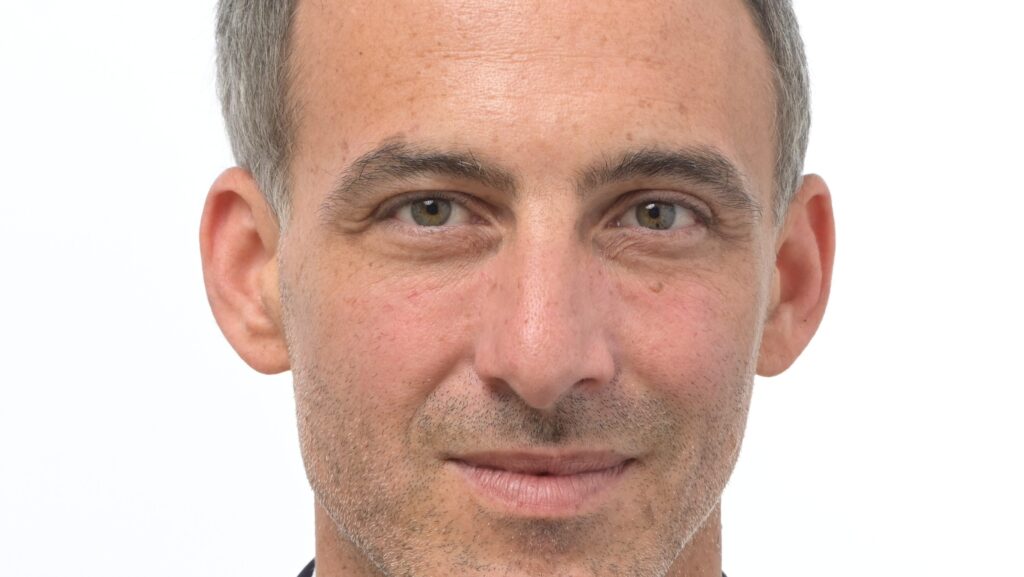Portrait de Raphaël Glucksmann, cadré en 16:9