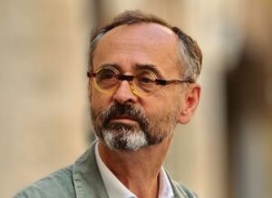 Lire la suite à propos de l’article Robert Ménard : 7 500 euros d’amende requis après son refus de célébrer le mariage d’un homme sous OQTF