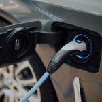 Illustration : câble de recharge branché sur une voiture électrique