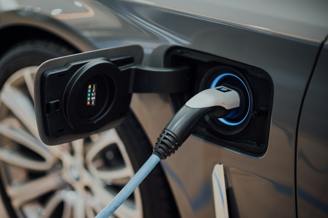 Illustration : câble de recharge branché sur une voiture électrique