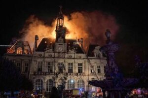 Lire la suite à propos de l’article Incendie de la mairie de Limoges : un homme fiché S lié à l’ultragauche interpellé, la piste terroriste examinée