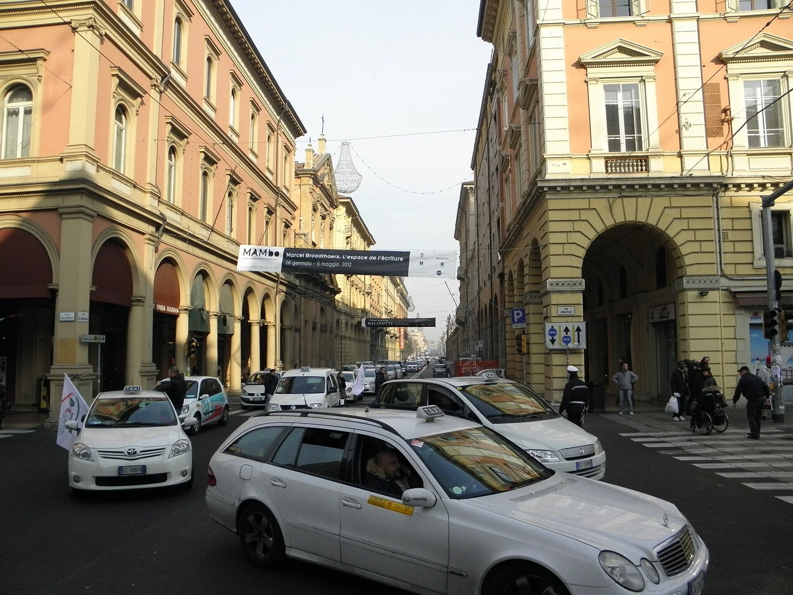 Manifestation de chauffeurs de taxi sur la piazza VIII Agosto à Bologne