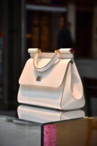 Lire la suite à propos de l’article LVMH : la mode et la maroquinerie freinent les ventes